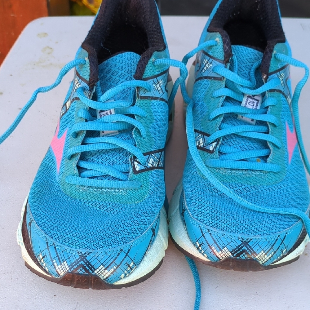Mizuno Blue and Pink Athletic Shoes Lightweight Performance - Picture 4 of 5